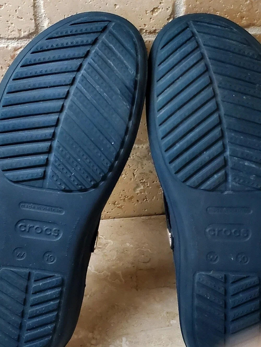 CROCS Navy Sz 10 Thong Sandals with Turquoise and Silver Mosaic Accents